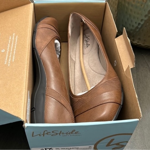 LifeStride Dig Flat (NARROW) - Picture 2 of 11